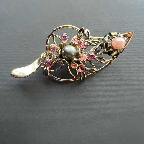 Jewelry - Vintage Gold Tone Brooch with Pink Rhinestones